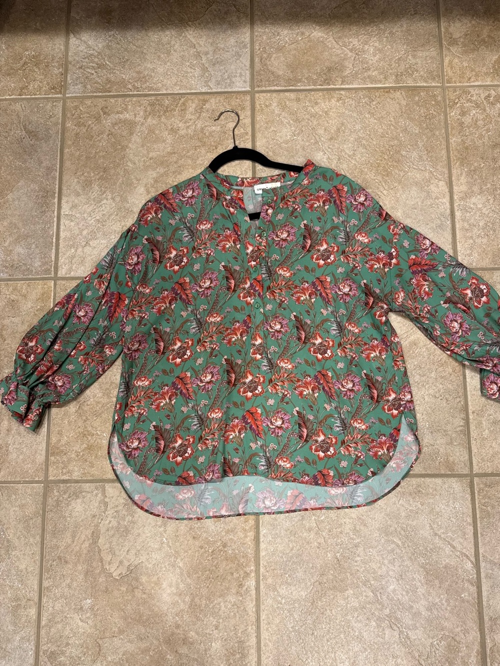 Gibson Latimer Green Floral Split V-Neck Blouse